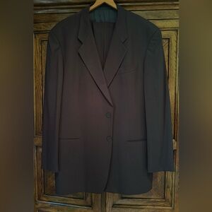 Georgio Armani Suit Men’s. Suit is in excellent condition.